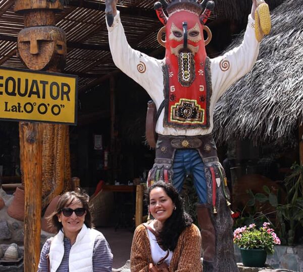 turistas-en-mitad-del-mundo-folklore-quito-ecuador-tour